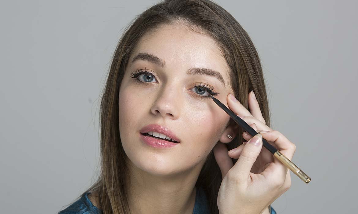 n un eyeliner perfecto el delineado inferior y el superior se juntan formando una especie de triángulo que vas a tener que rellenar. Hazlo con Le Liner Signature de L’Oréal Paris y alucina con tu delineado.